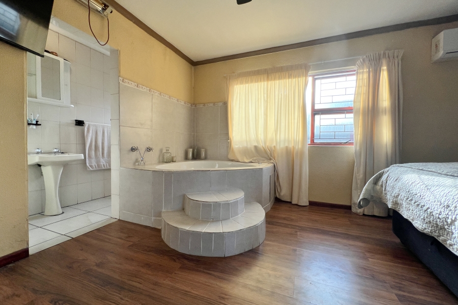 5 Bedroom Property for Sale in Vredekloof Western Cape